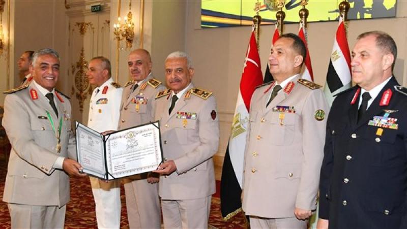 وزير الدفاع: القوات المسلحة ستظل دائمًا زاخرة بالكفاءات والوطن لا ينسى أبناءه المخلصين