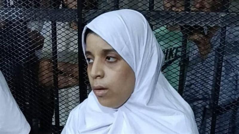 تحمل رضيعها.. الظهور الأول للمتهمة في قضية ”أطفال دلجا” بالمنيا