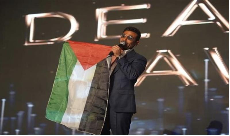 أحمد سعد يرفع علم فلسطين بعد فوزه بجائزة أفضل أغنية وألبوم