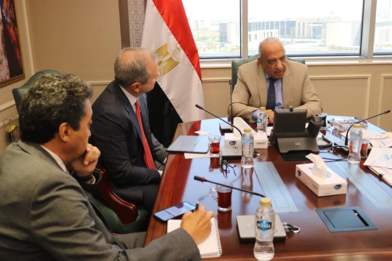 وزير الكهرباء يبحث مع مسئولي الكازار الإماراتية زيادة الاستثمارات بمجالات الطاقة المتجددة