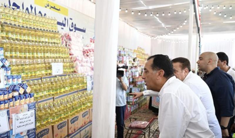 رئيس الوزراء يتفقد سوق اليوم الواحد للسلع الغذائية بأشمون.. صور