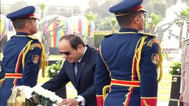 الرئيس السيسي يضع أكاليل الزهور على قبر الجندي المجهول وضريحي «السادات» و«عبدالناصر» الرئيس السيسي يضع أكاليل الزهور على قبر الجندي المجهول وضريحي «السادات» و«عبدالناصر»