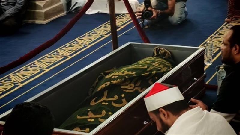 حقيقة تكفين الدكتور أحمد عمر هاشم بكسوة الكعبة