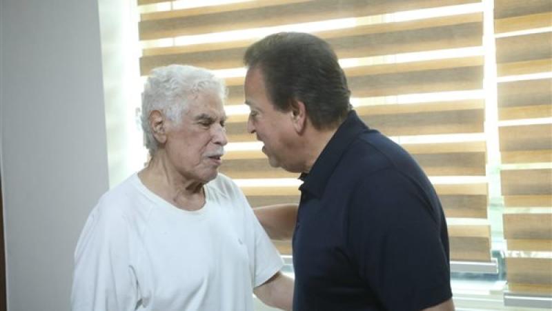 بتكليف من الرئيس السيسي.. وزير الصحة يزور الكابتن حسن شحاتة للاطمئنان على حالته الصحية