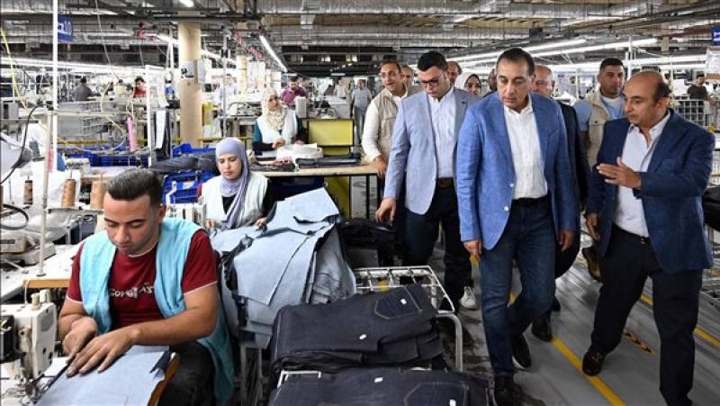 «7200 وظيفة».. رئيس الوزراء يتفقد مصنع «تي آند سي» للملابس الجاهزة بالقليوبية