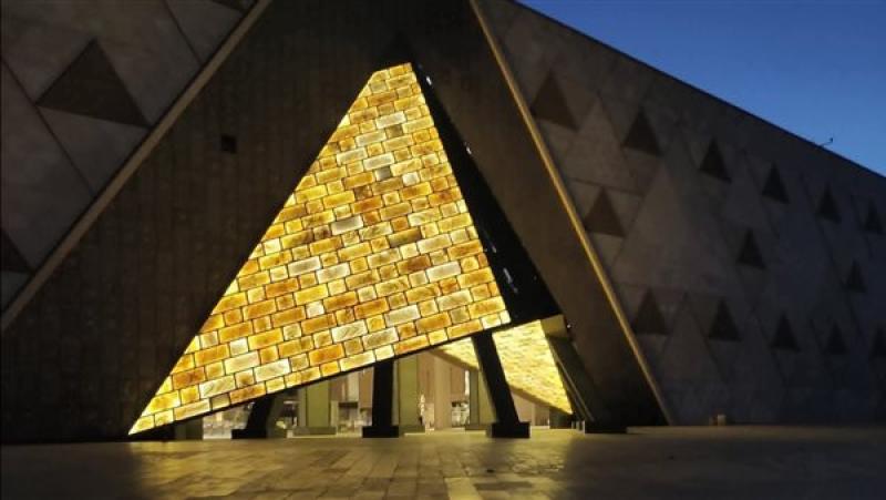 «خلال ساعات».. شمس الحضارة المصرية تشرق على العالم من بوابة المتحف الكبير «خلال ساعات».. شمس الحضارة المصرية تشرق على العالم من بوابة المتحف الكبير