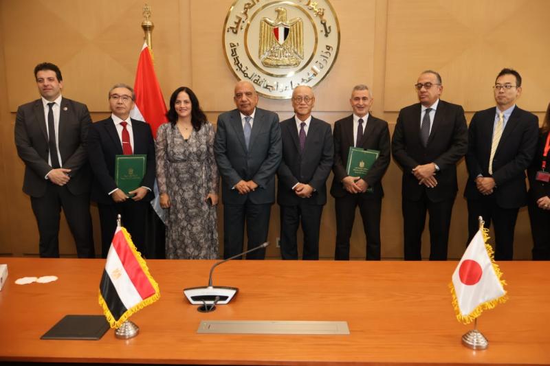 وزير الكهرباء يشهد مراسم توقيع اتفاقية مشروع إنشاء محطة شمسية ومنظومة تخزين طاقة بنظام البطاريات