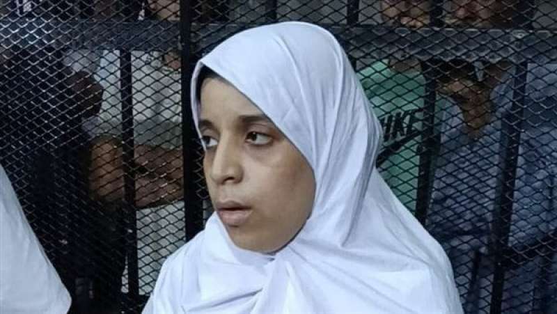 وصول المتهمة بقتل زوجها وأطفاله الـ 6 للمحاكمة لحضور جلسة النطق بالحكم