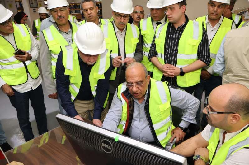 وزير الكهرباء يتابع مع رؤساء الشركات موقف تركيب العدادات الكودية والتصدي لظاهرة سرقة التيار