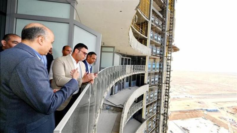 وزير الإسكان يوجه بدفع العمل في مشروع البرج الأيقوني بالعلمين الجديدة