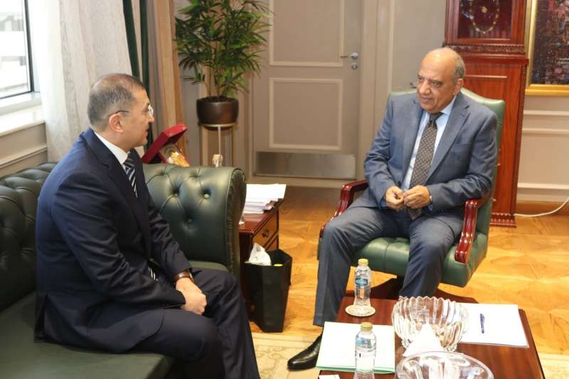 وزير الكهرباء يستقبل سفير أوزبكستان بالقاهرة لدعم وتعزيز التعاون بمجالات الطاقة المتجددة