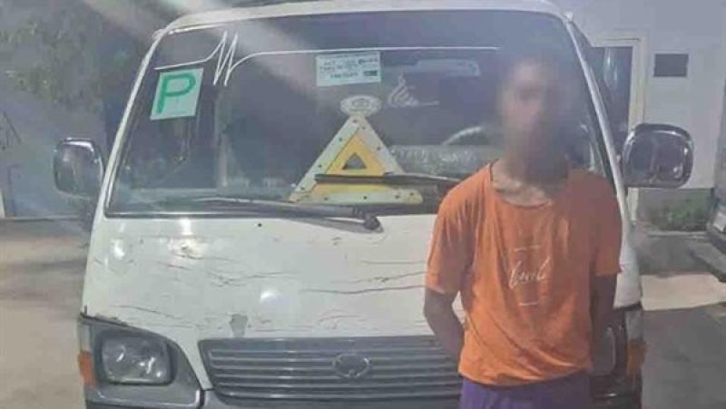 ضبط سائق ميكروباص دهس مزارعا خلال عبوره الطريق بالبساتين