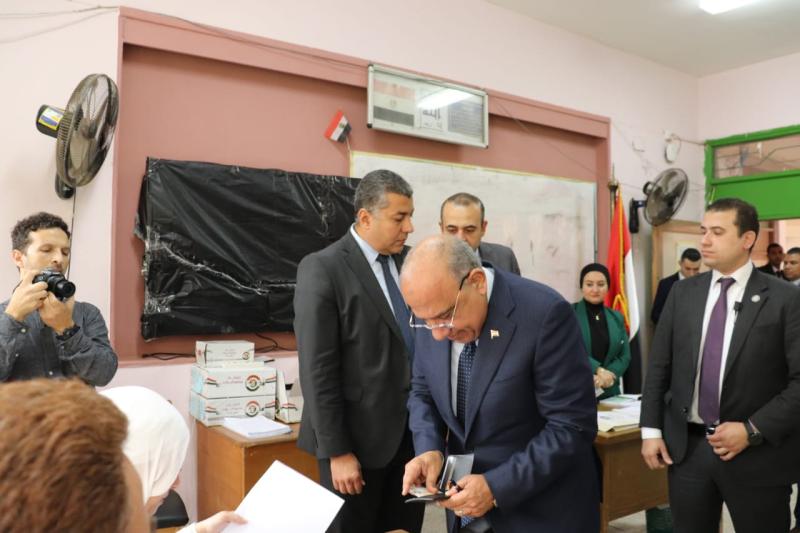 وزير الكهرباء يدلي بصوته في انتخابات النواب بمدرسة المنارة بمدينة نصر