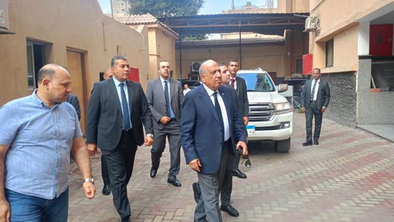 وزير الكهرباء يتفقد الإدارة العامة لشبكات الحلمية التابعة لشركة شمال القاهرة للتوزيع