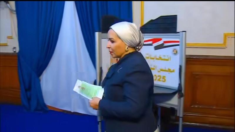 صور تبرز مشاركة السيدة انتصار السيسي في انتخابات مجلس النواب 2025