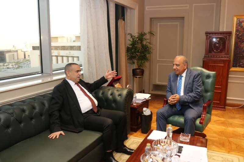 وزير الكهرباء يبحث مع نظيره الجزائري تعزيز الشراكة والتعاون بمختلف مجالات الطاقة المتجددة