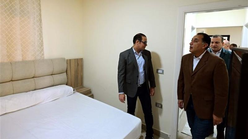 رئيس الوزراء يتفقد شقق «روضة السيدة 2» ويشيد بجودة التشطيب