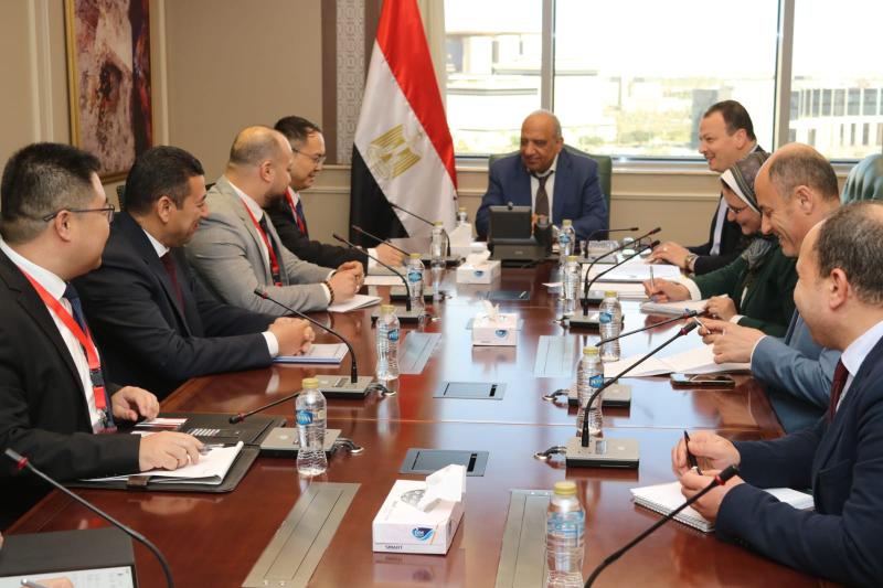 وزير الكهرباء يبحث مع مجموعة ”XD” الصينية سبل دعم وتطوير الشراكة القائمة بين البلدين