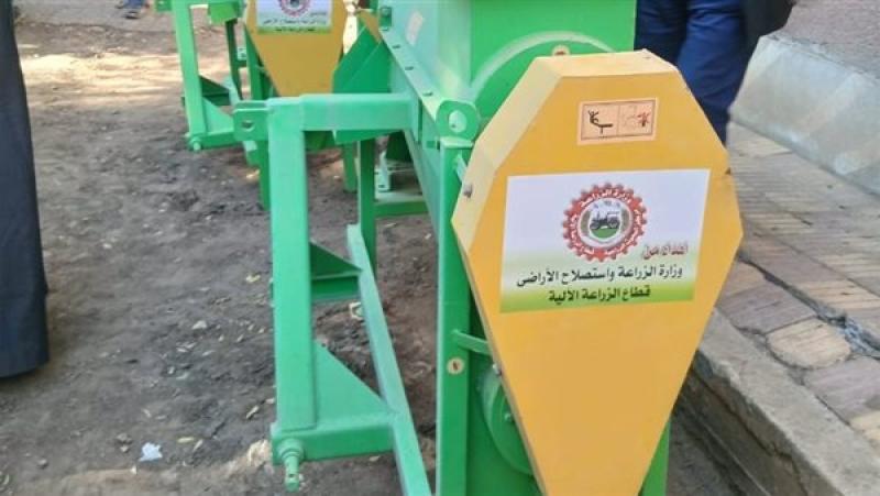 لدعم صغار الفلاحين.. «الزراعة» توزع أكثر من 400 «فراطة ذرة»