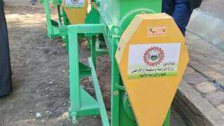 لدعم صغار الفلاحين.. «الزراعة» توزع أكثر من 400 «فراطة ذرة»