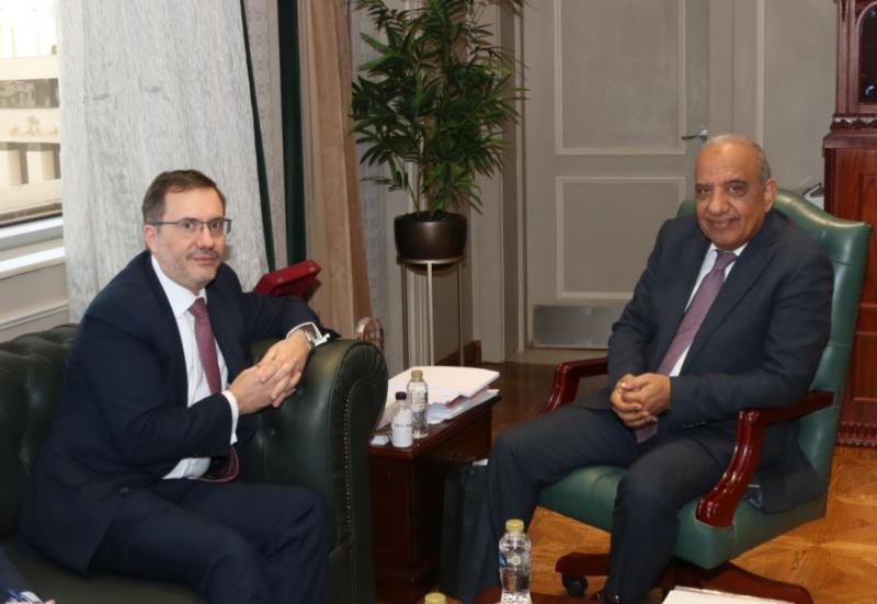 وزير الكهرباء يستقبل السفير البريطاني لبحث التعاون المشترك والتوسع بمجالات الطاقة المتجددة