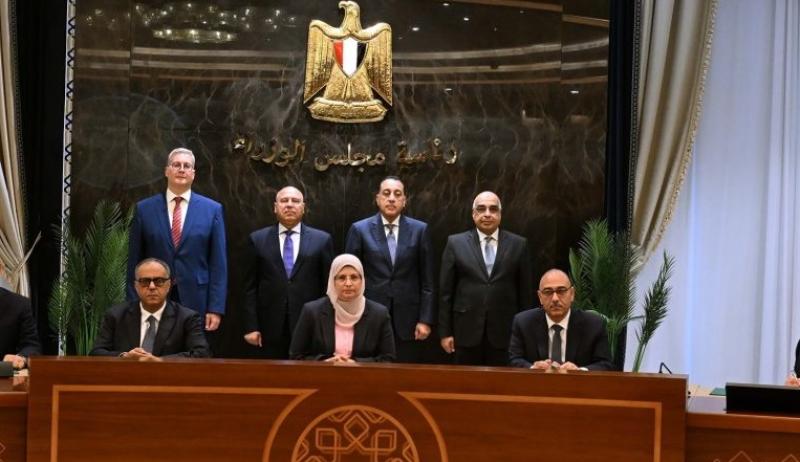 رئيس الوزراء يشهد توقيع اتفاقية تسوية بين عددٍ من الجهات الحكومية وشركة جنوب الوادي للأسمنت