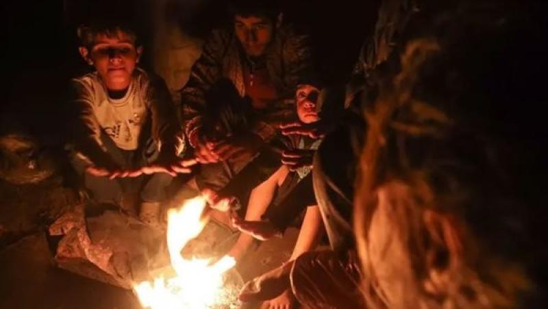 الأمطار والبرد يفاقمان الأزمة الإنسانية في غزة.. وفاة طفلة وغرق آلاف الخيام