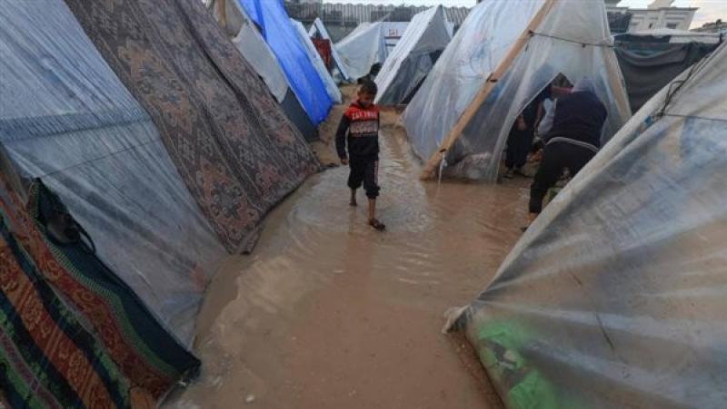 الأونروا: الأمطار تفاقم معاناة النازحين وتغرق عشرات الخيام في غزة
