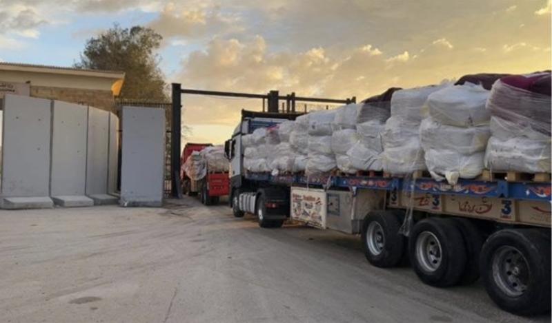 الهلال الأحمر المصري يمد غزة بخيام وبطاطين وملابس شتوية عبر «زاد العزة» الـ94