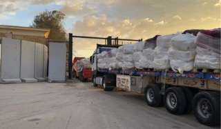 الهلال الأحمر المصري يمد غزة بخيام وبطاطين وملابس شتوية عبر «زاد العزة» الـ94