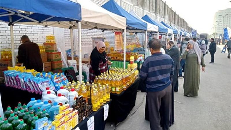«تخفيضات».. قائمة أسعار زيت الطعام في سوق اليوم الواحد بحدائق الأهرام