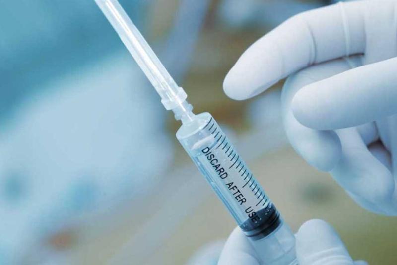 «يعتبرها البعض خلطة سحرية للتعافي».. وزارة الصحة تحذر من مخاطر حقنة البرد