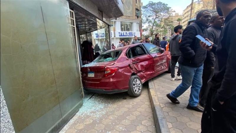 تصادم بين ميني باص وملاكي بالمهندسين دون إصابات