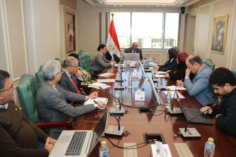 وزير الكهرباء يتابع خطة تدعيم الشبكة القومية وتعظيم مشروعات الطاقات المتجددة والربط الكهربائي