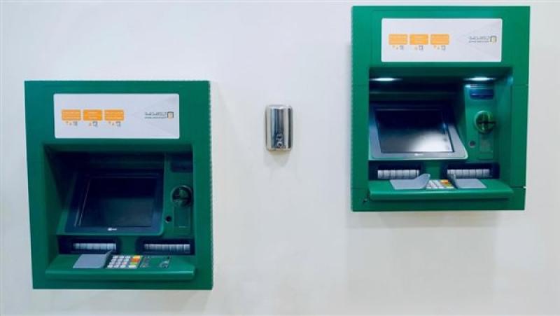 رسوم السحب والاستعلام من ماكينات ATM لجميع البنوك