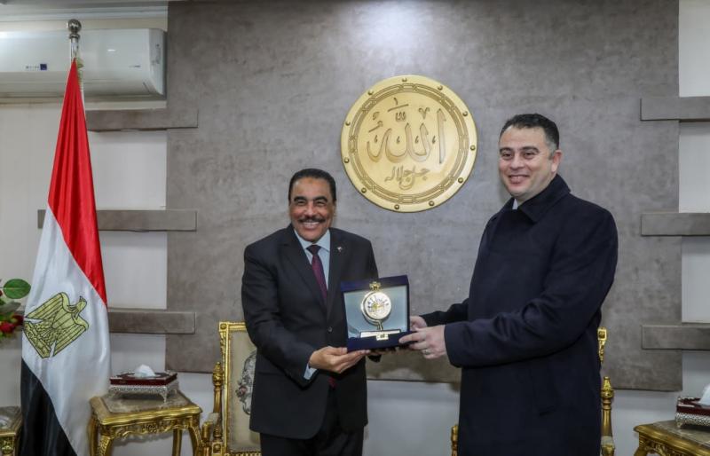 رئيس هيئة المحطات النووية يلتقي محافظ مطروح لدعم مشروع الضبعة النووي