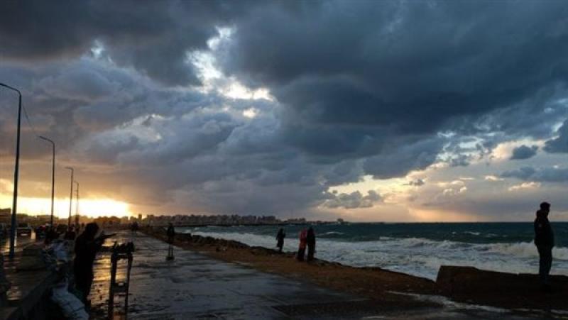 استمرار تدفق السحب الممطرة ورياح مثيرة للرمال والأتربة على أغلب الأنحاء