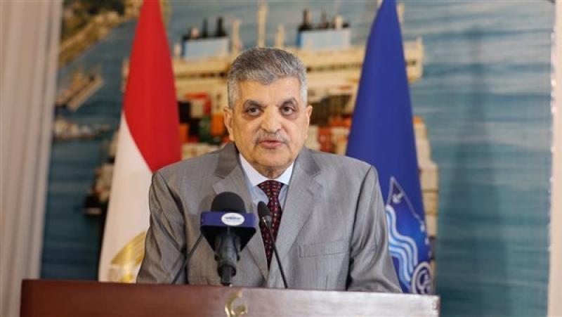 أسامة ربيع: إنقاذ طاقم سفينة بضائع خارج المجرى الملاحي للقناة