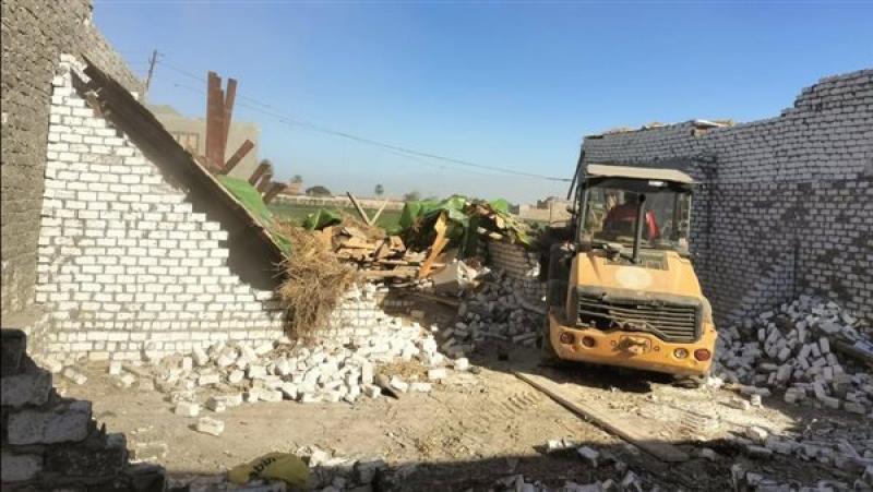 «حق الشعب».. إزالة 325 حالة تعدٍ على الأراضي الزراعية وأملاك الدولة بالجيزة