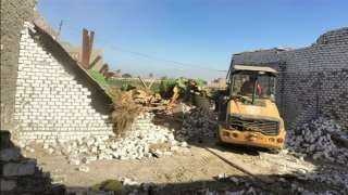 «حق الشعب».. إزالة 325 حالة تعدٍ على الأراضي الزراعية وأملاك الدولة بالجيزة