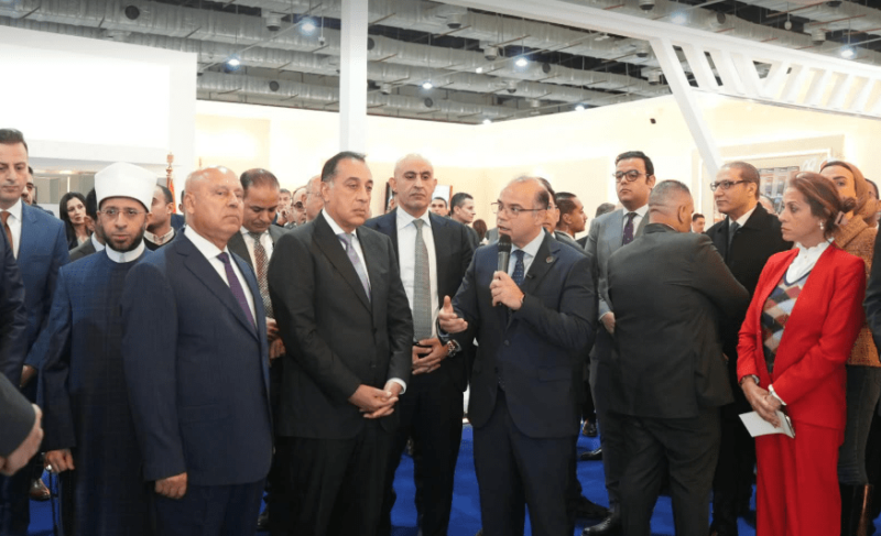 رئيس الوزراء يتفقد جناح هيئة الرقابة المالية بمعرض القاهرة الدولي للكتاب