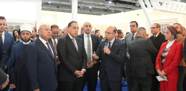 رئيس الوزراء يتفقد جناح هيئة الرقابة المالية بمعرض القاهرة الدولي للكتاب