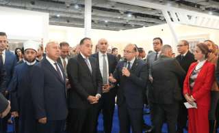رئيس الوزراء يتفقد جناح هيئة الرقابة المالية بمعرض القاهرة الدولي للكتاب