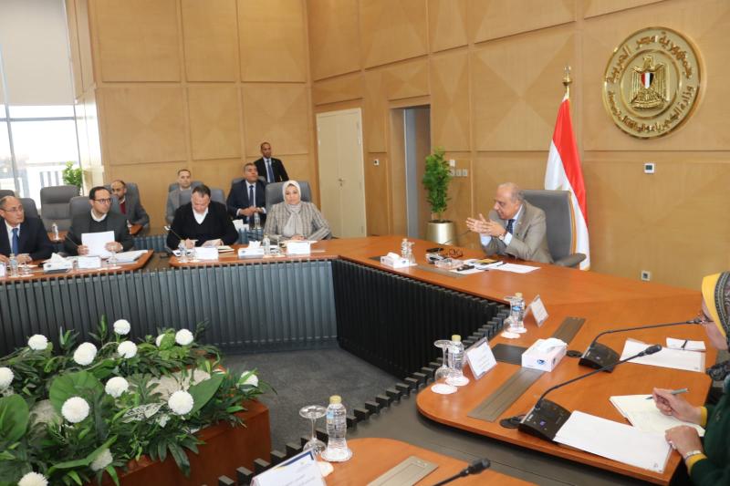 وزير الكهرباء يجتمع باللجنة الاستراتيجية لمتابعة مستجدات تنفيذ مشروعات الطاقات المتجددة