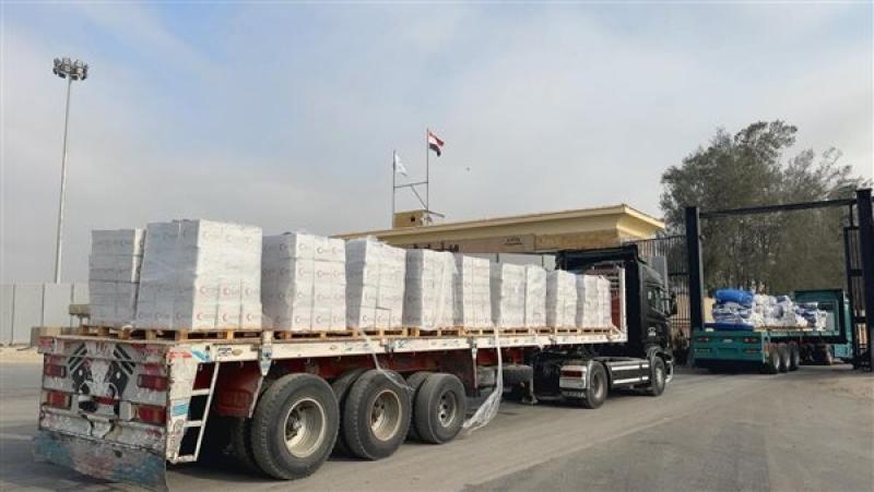 تحرك شاحنات قافلة المساعدات الإنسانية الـ127 تمهيدا لدخولها من مصر إلى قطاع غزة