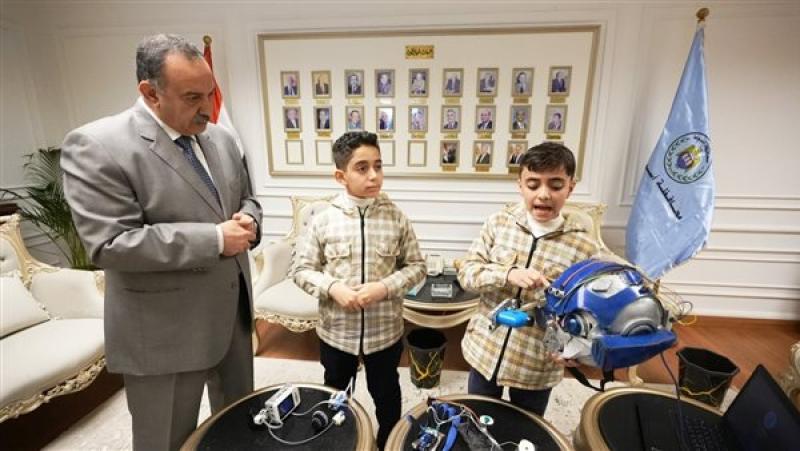 صرف مكافأة مالية لمخترعي «الخوذة الذكية» وقرار بضمهما إلى نادي الذكاء الاصطناعي