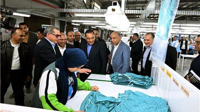 «صادرات بملايين الدولارات».. رئيس الوزراء يتفقد مصنع الجيزة للملابس الجاهزة في المنيا