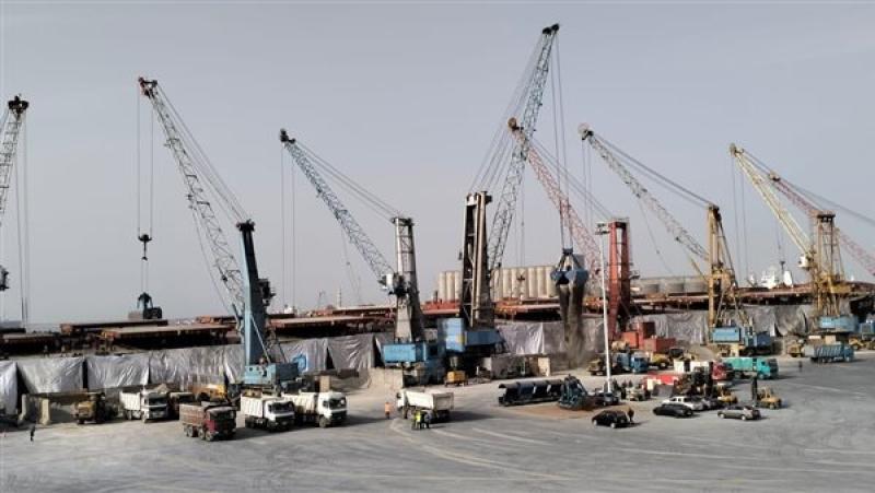 طفرة غير مسبوقة في ميناء دمياط.. تفريغ 138 ألف طن «سلاج» في زمن قياسي