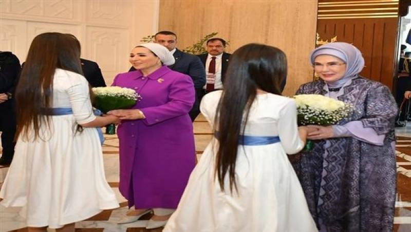 السيدة انتصار السيسي ترحب بزيارة قرينة الرئيس التركي لمصر.. صور