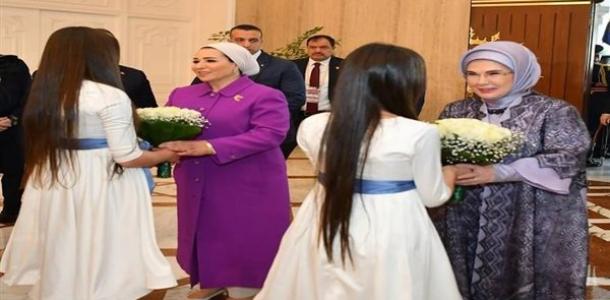 السيدة انتصار السيسي ترحب بزيارة قرينة الرئيس التركي لمصر.. صور